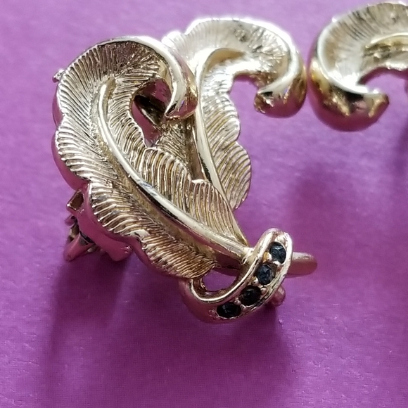 Relisted -Vintage feather plume clip earrings gold blue gems - Picture 3 of 8